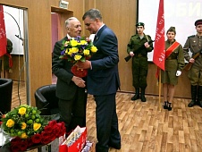 Вячеслав Танкеев поздравил ветерана-пограничника Николая Турсукова с юбилеем