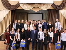 Денис Садовников провел парламентский урок для ноябрьских школьников