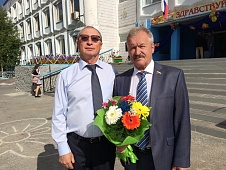 Владимир Нефедьев поздравил школьников и учителей Нягани с началом нового учебного года
