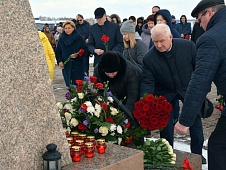 Депутаты Тюменской областной Думы возложили цветы к месту крушения самолета ATR-72 