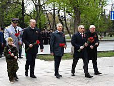 Депутаты областной думы приняли участие в церемонии возложения цветов к мемориалам памяти в областной столице
