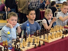 Школьники и ветераны Юргинского района сыграли в шахматы с депутатами облдумы