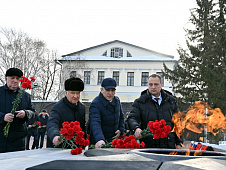 Сергей Корепанов принял участие в церемонии возложение цветов к тюменским мемориалам