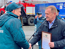 Владимир Нефедьев поздравил с профессиональными праздниками работников скорой помощи и пожарной охраны