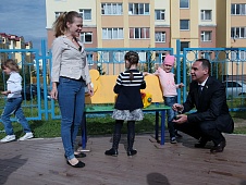 Николай Токарчук во время рабочей поездки в избирательный округ