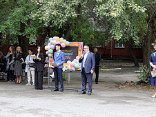 Юрий Баранчук поздравил учеников и педагогов тюменских школ № 15 и № 37 с Днём знаний