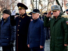 Сергей Корепанов возложил цветы к мемориалу погибших сотрудников внутренних дел