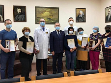 Владимир Нефедьев наградил работников медучреждений и волонтеров Нягани за значительный вклад в борьбу с коронавирусной инфекцией  