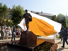 Церемония открытия в Тобольске памятника погибшим журналистам "Жизнь за правду"