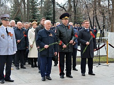 Депутаты Тюменской облдумы приняли участие в церемонии возложения цветов к мемориалам погибших воинов